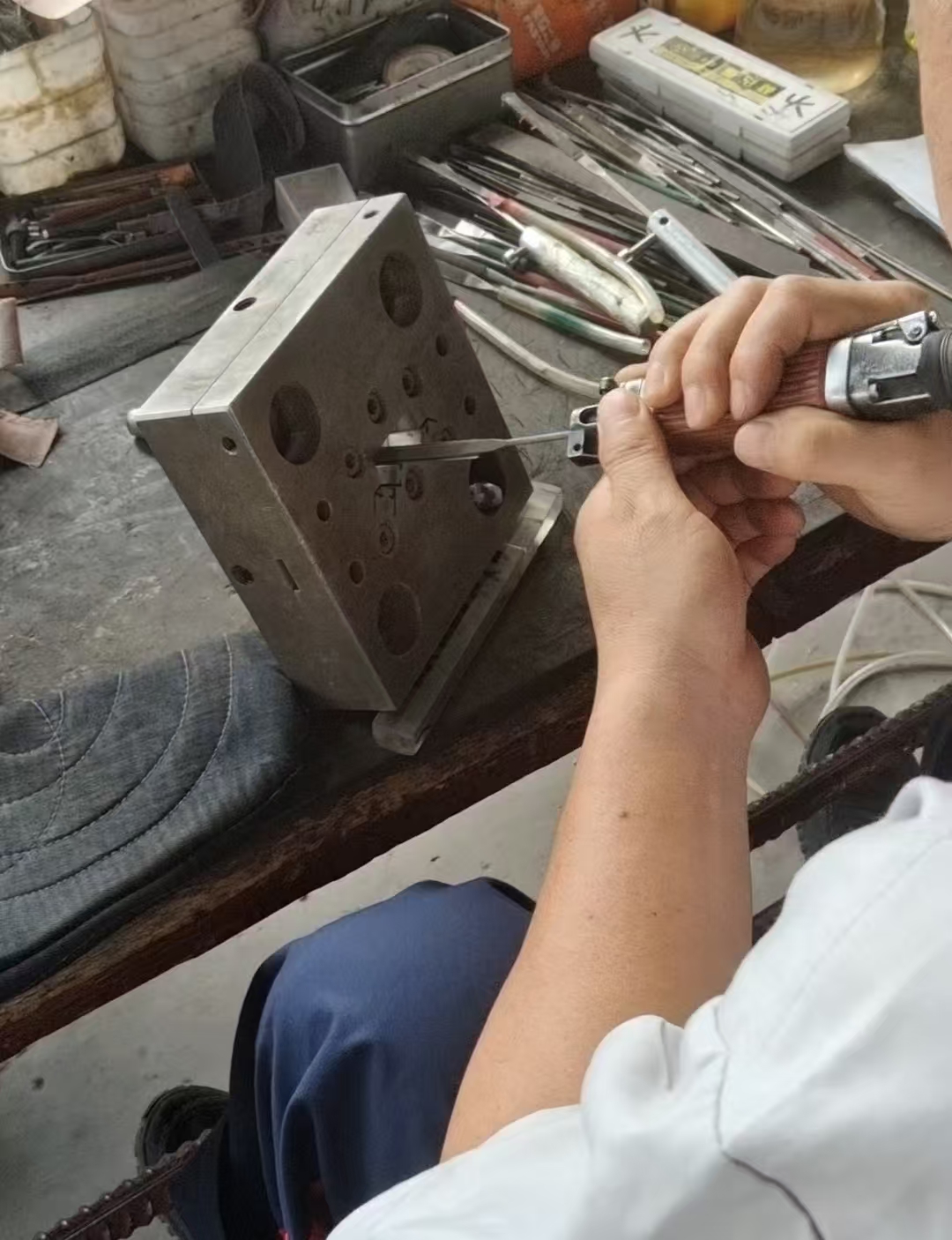 擠出模具在加工過(guò)程中出現(xiàn)堵塞怎么辦